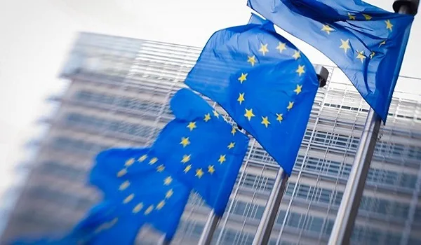 Η Κομισιόν βελτιώνει την πρόβλεψη για την ανάπτυξη στην Ελλάδα