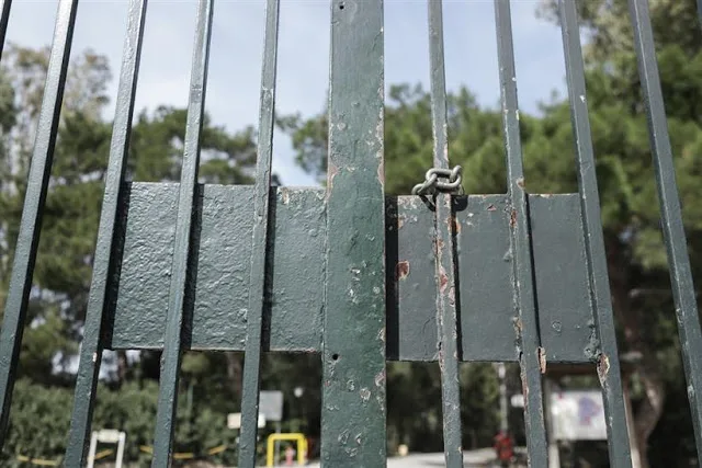 Κορωνοϊός: Γιατί αποφάσισαν οι επιστήμονες να εισηγηθούν το κλείσιμο των σχολείων