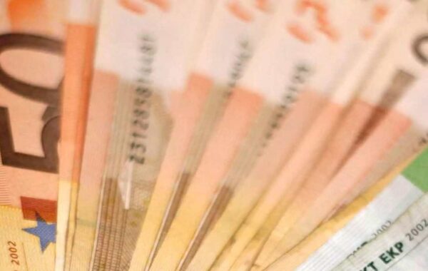 Επίδομα 800 ευρώ στους λογαριασμούς επιπλέον 100.313 δικαιούχων