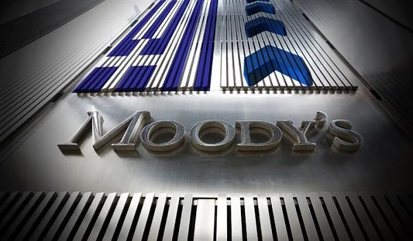 Moody’s: Υποβαθμίζει την προοπτική των ελληνικών τραπεζών