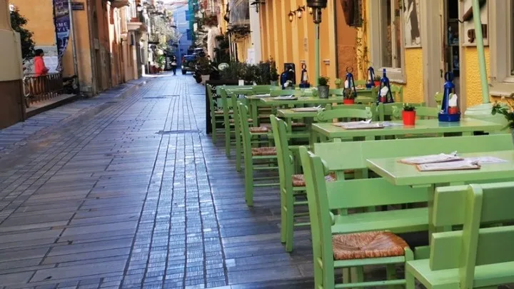 ΥΠΕΣ: Να εφαρμόσουν όλοι οι δήμοι τις ρυθμίσεις για τα τραπεζοκαθίσματα