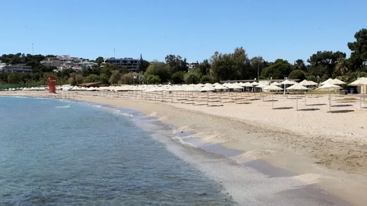 Έτοιμες οι παραλίες να υποδεχθούν τον κόσμο