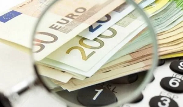 Για ποιές οφειλές δεν μπορεί να προχωρήσει σε κατασχέσεις καταθέσεων η Εφορία