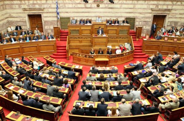 Σύλληψη παιδιών γιατί έπαιζαν μπάσκετ στο προαύλιο του σχολείου τους