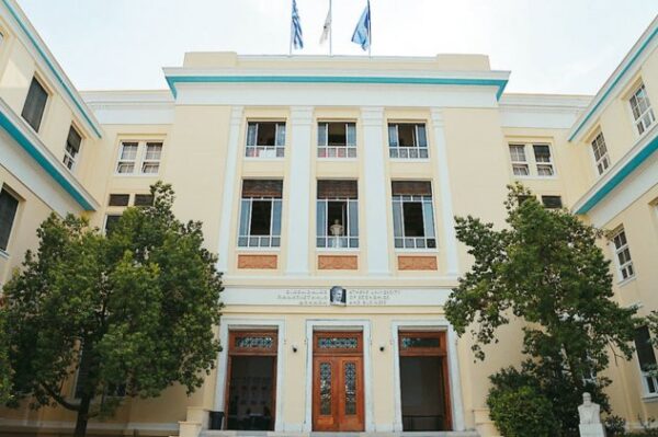 Βάσεις 2022: Σταθερά στην πρώτη θέση το Οικονομικό Πανεπιστήμιο Αθηνών