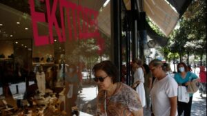 Αλλάζουν όλα στις εκπτώσεις – Έρχονται προσφορές και καταργούνται οι ενδιάμεσες