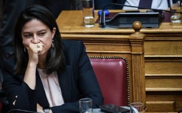 ΟΙΕΛΕ: Μήνυση κατά της Υπουργού Παιδείας για τα κατεστραμμένα απουσιολόγια του Κολλεγίου Αθηνών