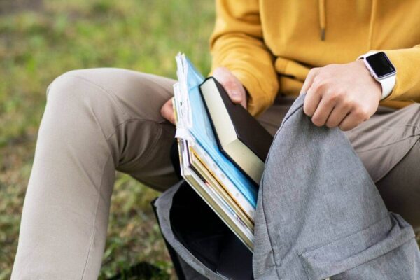 Μαθητές κάνουν μάθημα σε εκκλησάκι λόγω έλλειψης αιθουσών