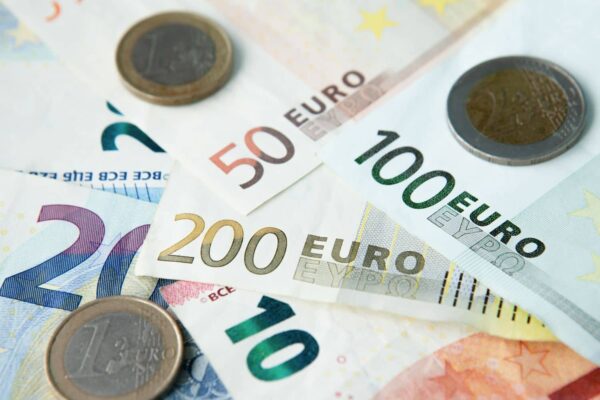 Επίδομα 800 ευρώ: Σε δύο «ταχύτητες» οι πληρωμές – Όλα όσα πρέπει να ξέρετε