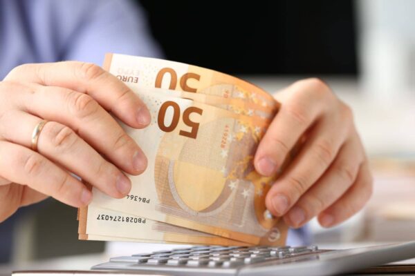 Επίδομα 534 ευρώ: Τι αλλάζει στις πληττόμενες επιχειρήσεις