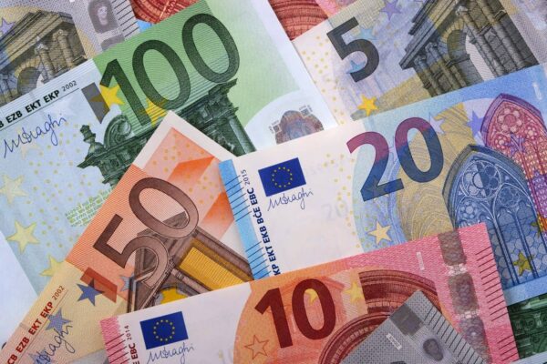 Ποιοί θα λάβουν επίδομα 1.000 και 700 ευρώ – Πότε θα το πληρωθούν