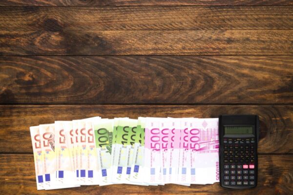 ΟΠΕΚΑ: Ποιοί και πότε θα λάβουν επίδομα 1.000 ευρώ