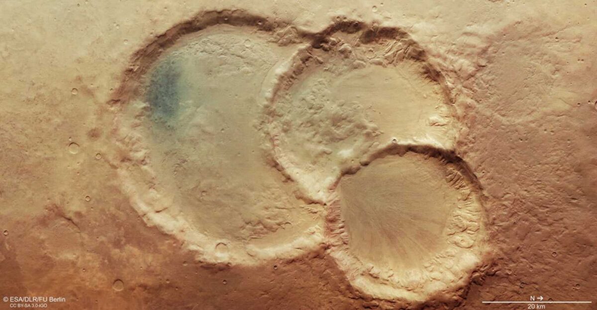 ESA: Το Mars Express φωτογράφισε ένα σπάνιο εντυπωσιακό τριπλό κρατήρα