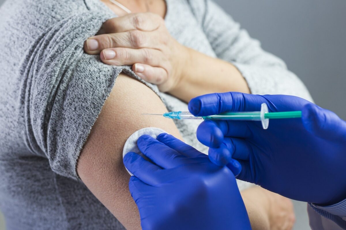 Εμβόλια: Επιταχύνονται οι διαδικασίες παντού στον κόσμο