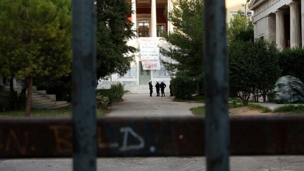 Ξεκίνησε η πορεία για την επέτειο του Πολυτεχνείου – Κλειστή η Πατησίων