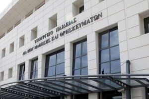 Υπουργείο Παιδείας: Κατά της δημόσιας και της ιδιωτικής εκπαίδευσης ο ΣΥΡΙΖΑ