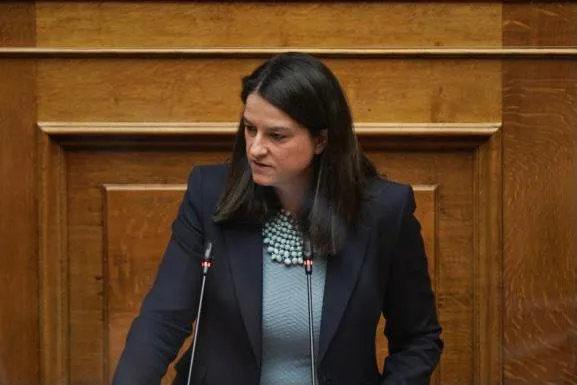 Aνάληψη ευθύνης για τα τρικάκια στο πολιτικό γραφείο της Κεραμέως