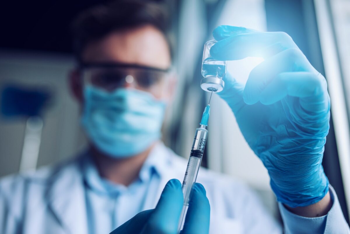 Εμβόλια: Συμφωνία Pfizer με Novartis για συμπαραγωγή