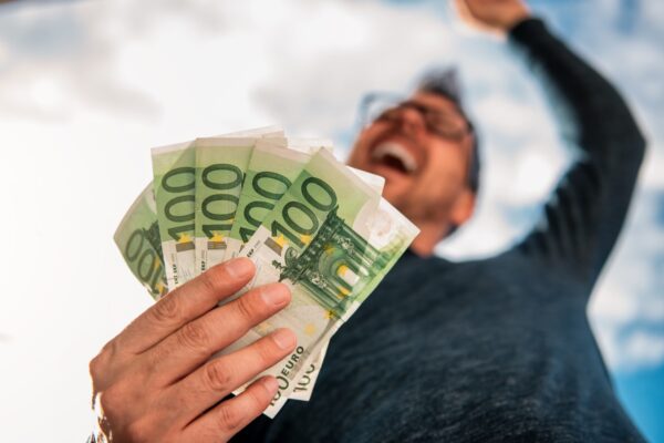 Μπαράζ πληρωμών σε πάνω από 141.000 δικαιούχους – Ποιοί θα δουν λεφτά μέχρι τις 22 Οκτωβρίου