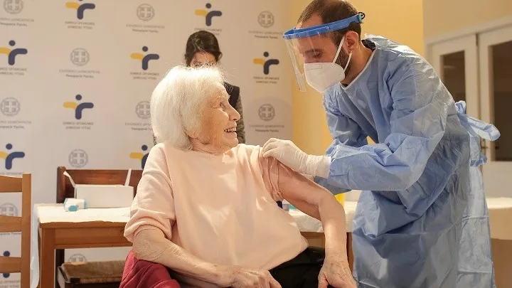 Εμβολιασμός: Ανοίγουν τα ραντεβού για εμβόλια στην ηλικιακή ομάδα 80-84