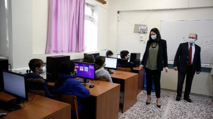 Άνοιγμα σχολείων – Κεραμέως: Προτεραιότητα η απρόσκοπτη δια ζώσης διδασκαλία