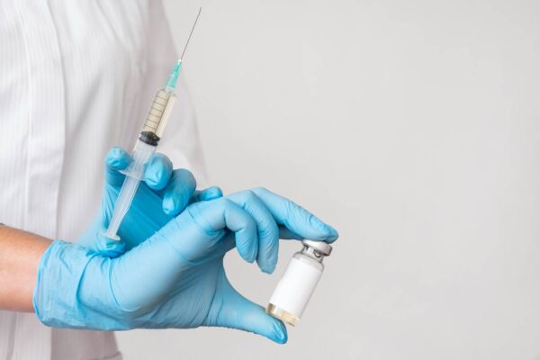 FDA: «Μπλόκο» στο εμβόλιο της Moderna για την τρίτη δόση – Τι θα γίνει με της Johnson