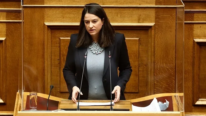 Έρχεται δώρο Χριστουγέννων στους εκπαιδευτικούς; Τι απάντησε η κ. Κεραμέως