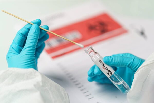 Αρνητές self test: Ελεύθερος με ρητή δικάσιμο ο πατέρας μαθητή στη Θεσσαλονίκη