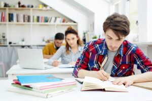 Ανεξέλεγκτη η αγορά τίτλων και πιστοποιήσεων: Σοβαρές αιχμές για πτυχία και πιστοποιήσεις