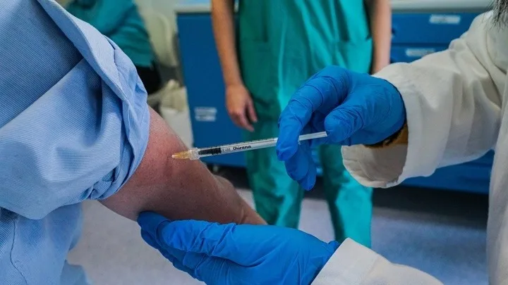 Εμβόλια: Έρχεται τρίτη δόση για όλους