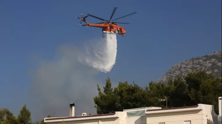 Φωτιά στα Βίλια: Νέα μεγάλη αναζωπύρωση