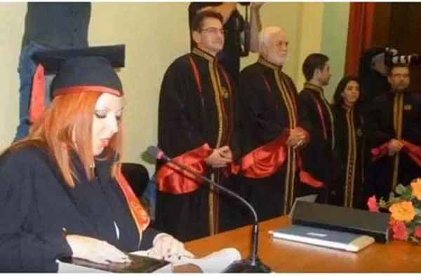 Φοιτήτρια πήρε τέσσερα πτυχία παλεύοντας με τη μυϊκή ατροφία
