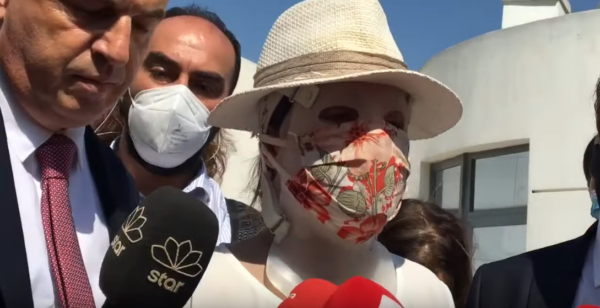 Επίθεση με βιτριόλι: Συγκινημένη η Ιωάννα με τον κόσμο – «Πρόσεχέ με» έλεγε στον δικηγόρο της