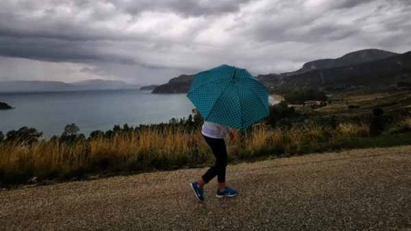 Mελέτη: Οι πολύ βροχερές ημέρες κάνουν κακό στην οικονομία