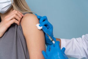 Κορονοϊός:  Τι ισχύει για όσους είχαν κάνει το εμβόλιο της AstraZeneca στην Ελλάδα
