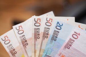 Ανησυχία για τα επιτόκια: Τι αλλάζει με τις δόσεις  για τους δανειολήπτες