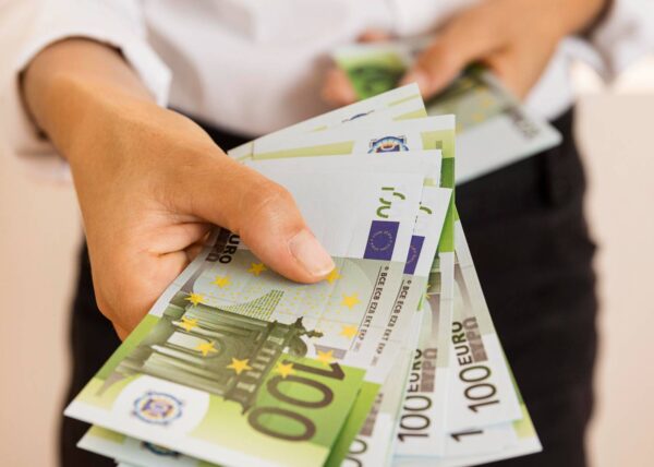 Μπαράζ πληρωμών από e-ΕΦΚΑ και ΟΑΕΔ μέχρι τις 13 Μαΐου – Οι δικαιούχοι