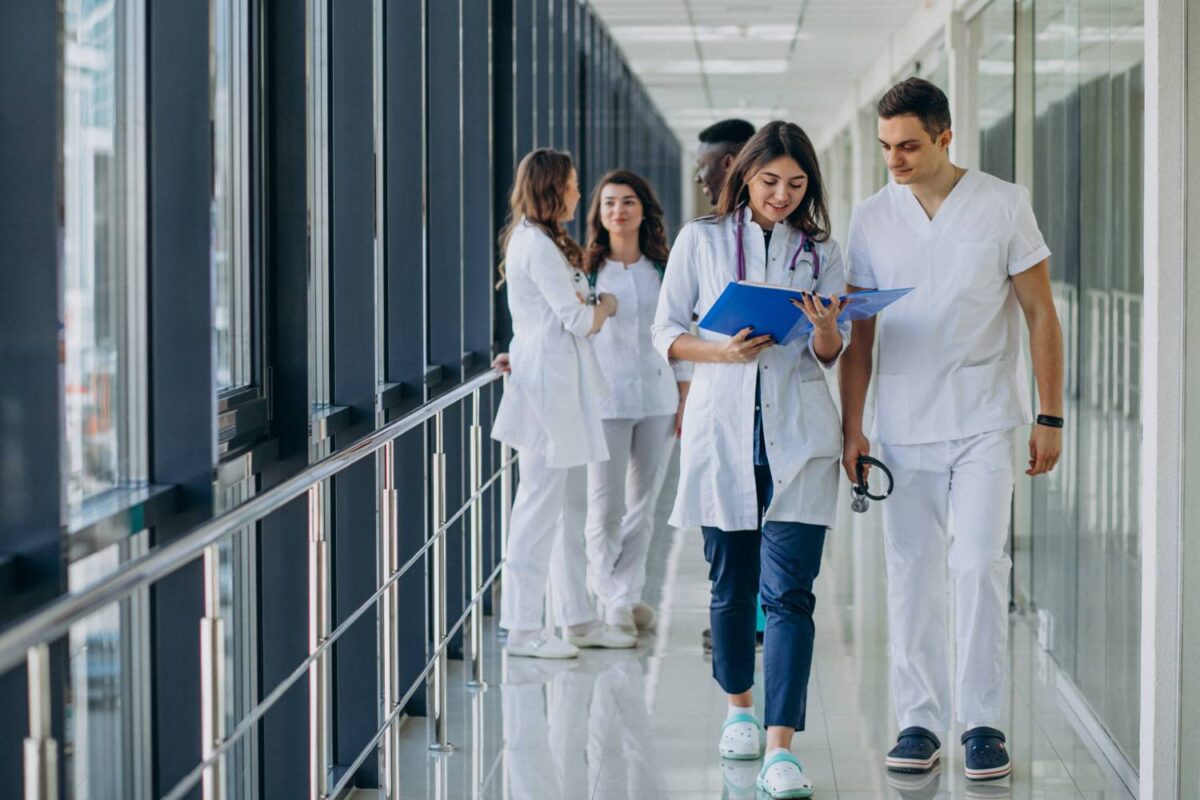 Τι αλλάζει στους μισθούς των γιατρών του ΕΣΥ – Αναλυτικά παραδείγματα