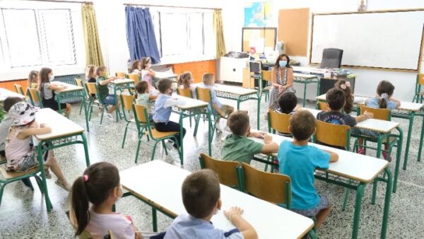 Πριν από τις εξετάσεις ενημερώθηκαν ότι τα παιδιά τους «έμειναν» από απουσίες – Τι καταγγέλλουν οι γονείς