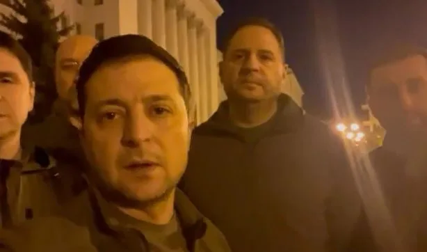 Μήνυμα Ζελένσκι από το Κίεβο: Είμαστε εδώ, υπερασπιζόμαστε την Ουκρανία