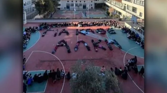 Δολοφονία 19χρονου Άλκη: Το συγκινητικό σύνθημα που σχημάτισαν μαθητές με τις τσάντες τους