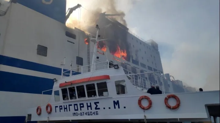 Φωτιά σε πλοίο: Ζωντανοί εντοπίστηκαν πέντε από τους αγνοούμενους