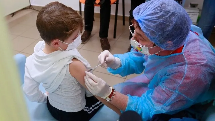 Ο εμβολιασμός παιδιών με Pfizer τα προστατεύει σημαντικά από την Όμικρον