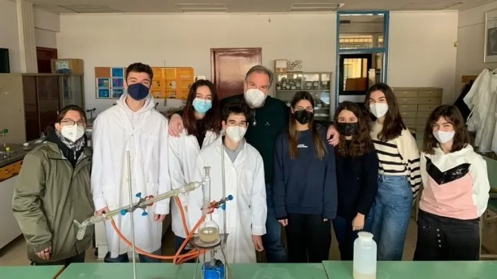 Μαθητές απαλλάσσουν τα δάση από ξερές πευκοβελόνες και φτιάχνουν καθαριστικά