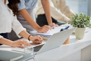 ΝΕΟ νομοσχέδιο: Τι αλλάζει στην απασχόληση, στις οφειλές, στα επιδόματα