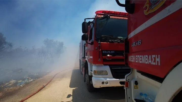 Φωτιά στα Μέγαρα: Μήνυμα 112 για εκκένωση του οικισμού Παπαγιαννέϊκα