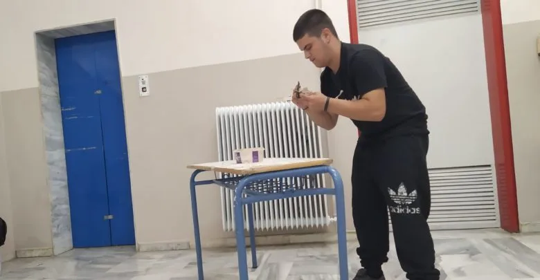 Μαθητής έγινε viral – Στα διαλείμματα επισκευάζει τα θρανία