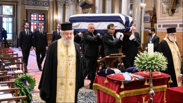 Ξεκίνησε η εξόδιος ακολουθία για τον τέως βασιλιά Κωνσταντίνο