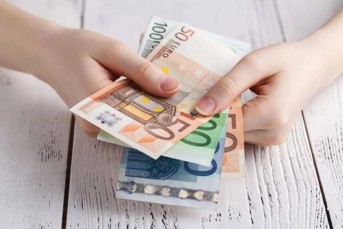 Επιδόματα: Ποιό επίδομα αυξάνεται στα 1.850 ευρώ