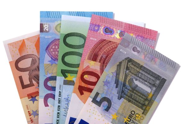 Όλα για τον νέο κατώτατο μισθό – Τι φέρνει για τριετίες, επιδόματα